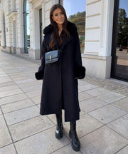 Mantel Jolie mit Felldetails Schwarz