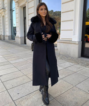 Mantel Jolie mit Felldetails Schwarz