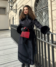 Mantel Jolie mit Felldetails Schwarz