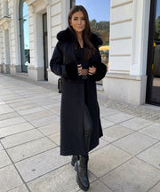 Mantel Jolie mit Felldetails Schwarz